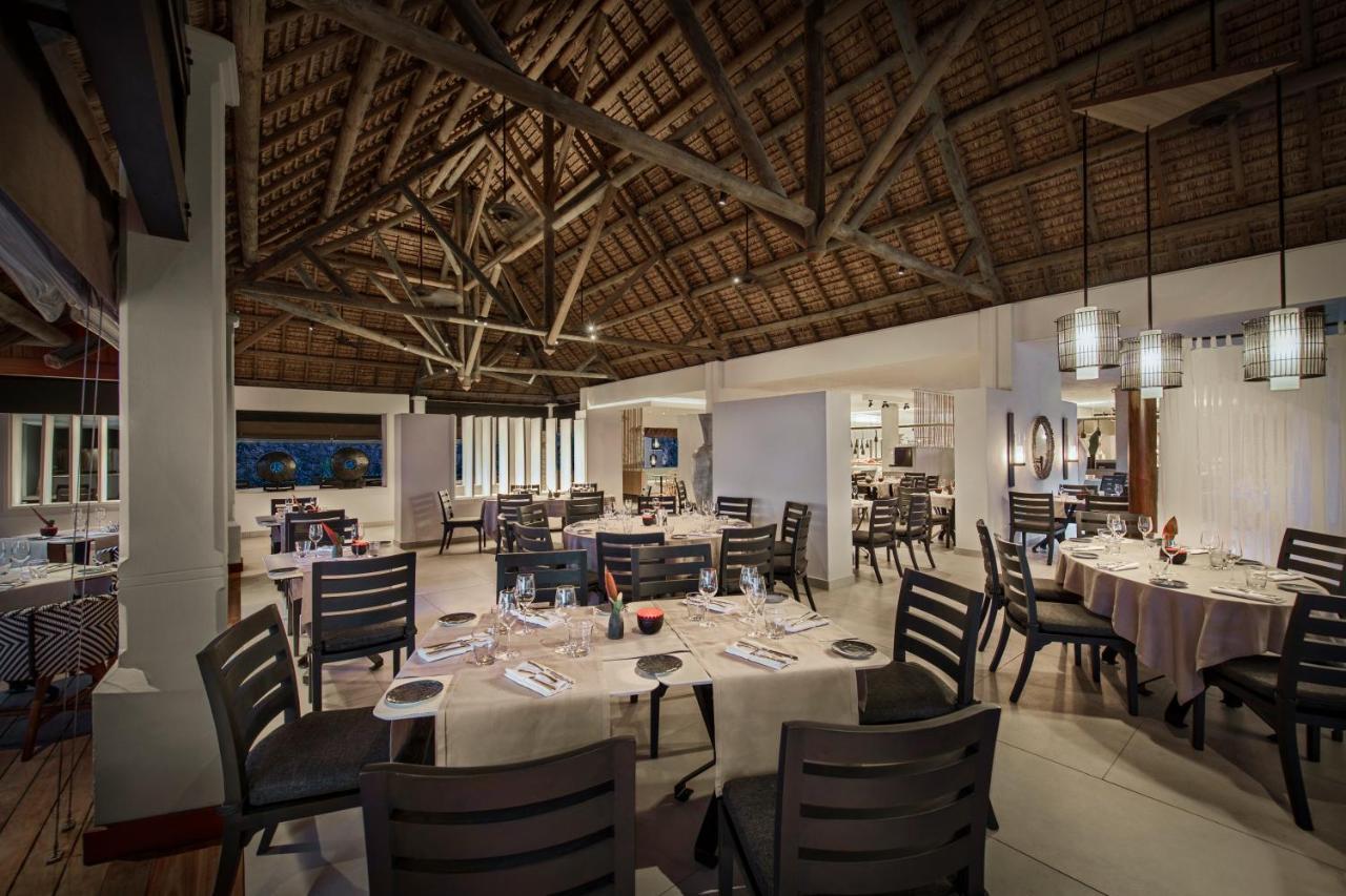 Constance Belle Mare Plage Kültér fotó The restaurant at the resort
