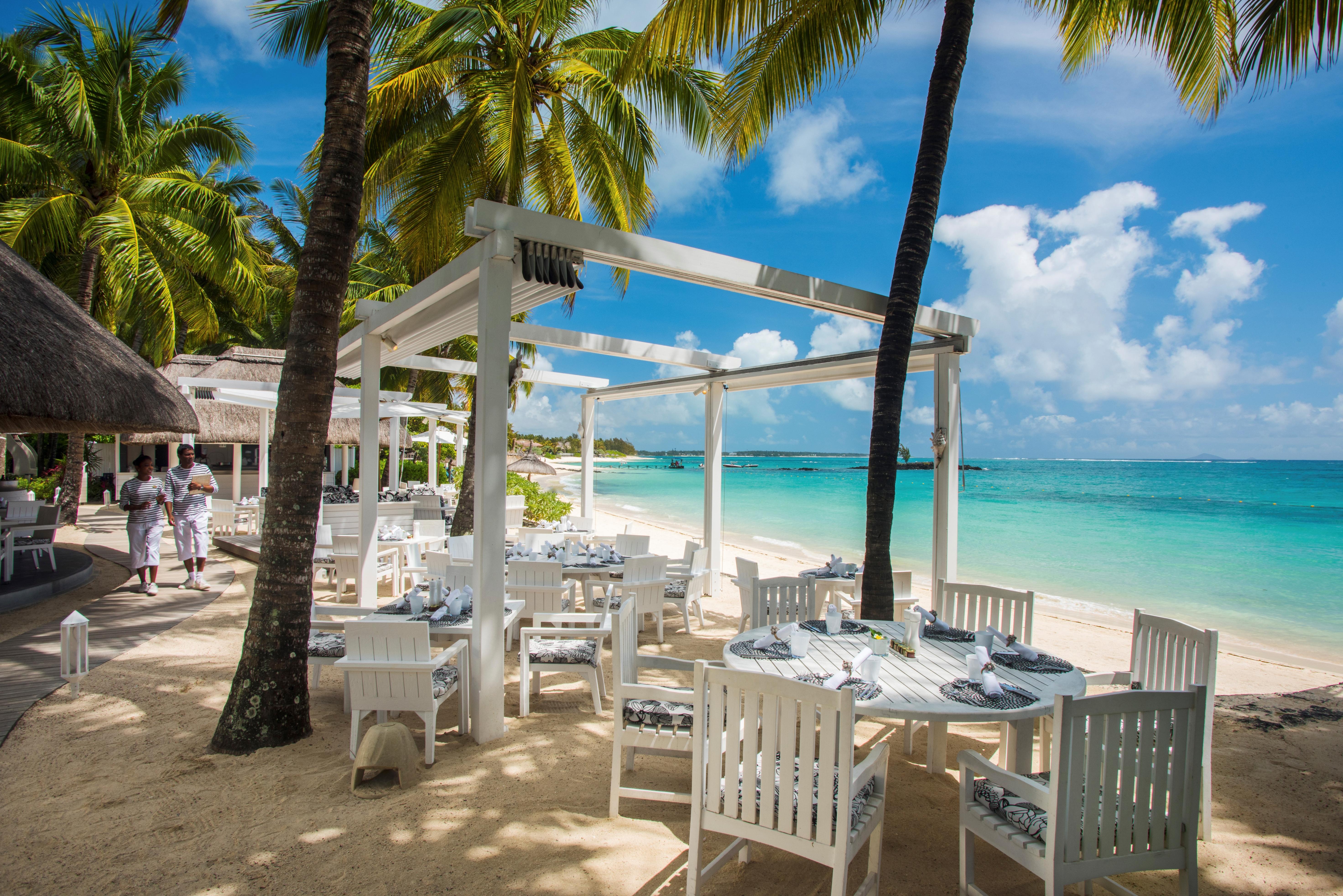 Constance Belle Mare Plage Kültér fotó Beachfront dining at Sandals South Coast