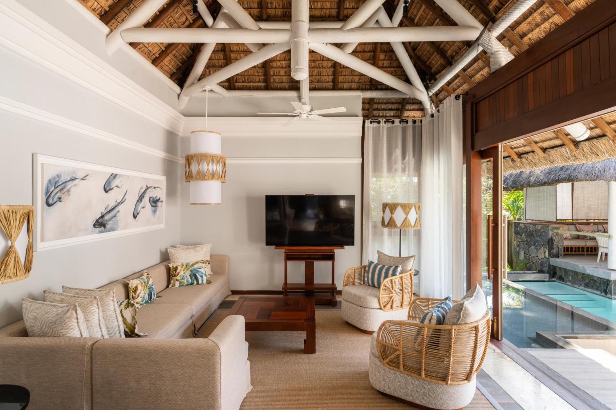 Constance Belle Mare Plage Kültér fotó Living room of a Beachfront Pool Villa